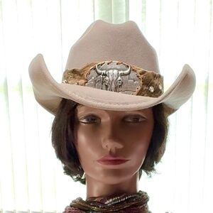Beige Western Hat With Silver Accent